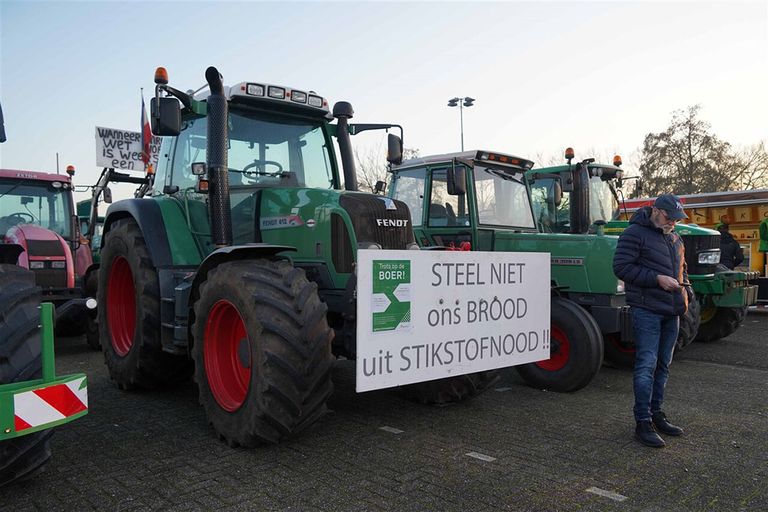 Boeren stonden buiten bij de IJsselhallen in Zwolle waar een hoorzitting gehouden tussen Farmers Defence Force en de provincie Overijssel. - Foto: ANP
