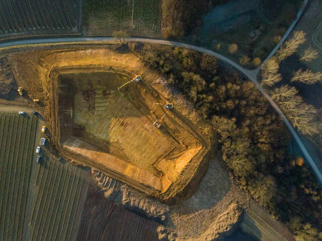 Waterbassin bij een fruitteeltbedrijf. Er komen er steeds meer, maar het is nog geen standaard. - Foto: Eric Huids