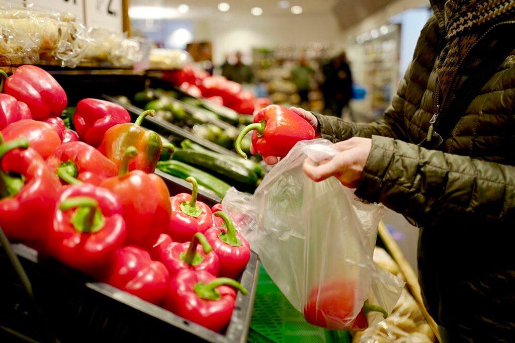 Supermarkten willen in 2025 het aantal plastic verpakkingen in de schappen met 20 procent verlagen. Foto: Richard Brocken/Hollandse Hoogte