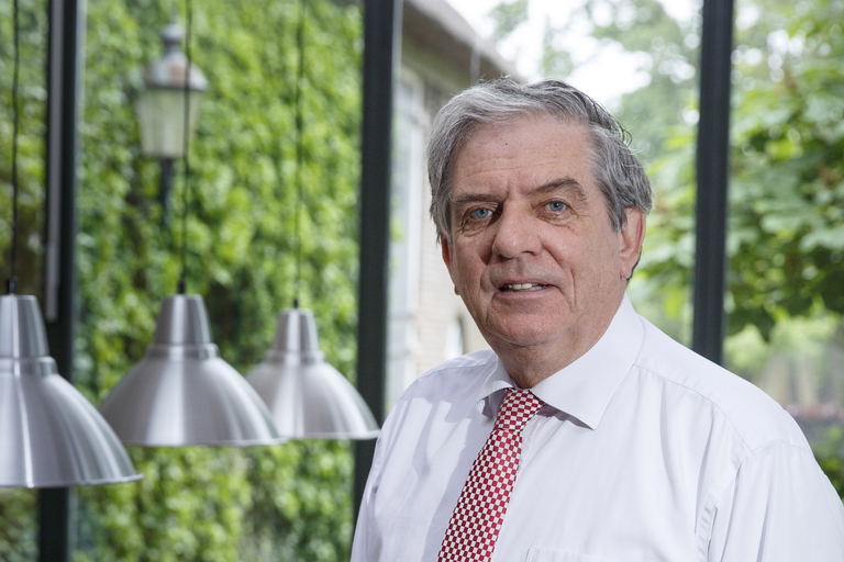 Oud-landbouwminister Cees Veerman (67) is voorzitter van een Europese Taskforce voor agrarische markten, die onderzoekt hoe de inkomenspositie van de boer kan verbeteren - Foto: Roel Dijkstra