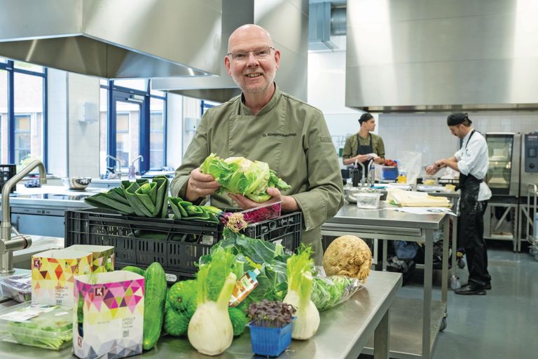 Gerard Koopmanschap: "De chefs leren hier ook zelf tofu en tempeh te maken, niet alleen van sojabonen, maar ook van lupinebonen en andere bonen die op Hollandse akkers groeien." Foto: Cor Salverius
