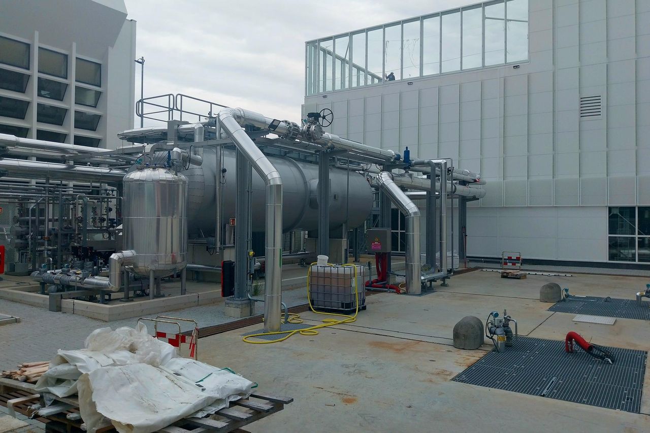 TU Delft zette ooit de glastuinbouw op het spoor van geothermie. Nu heeft ze een eigen warmtebron en is onderzoek naar warmteopslag in volle gang. Foto's: Ton van der Scheer