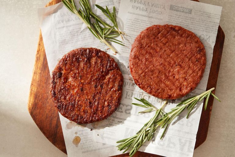 Paleo maakt myoglobine door middel van precisiefermentatie. De linker burger bevat hun myoglobine, in tegenstelling tot de rechter. Foto: Paleo