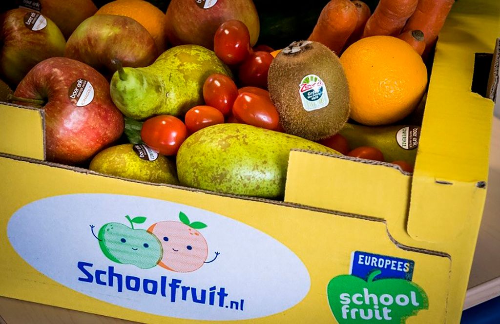 Vrij te pakken fruit op scholen verdubbelt de consumptie. - Foto: ANP