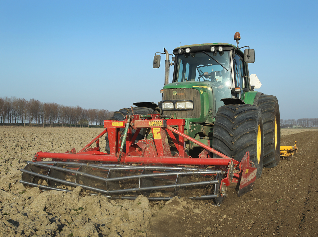 Zaaibedbereiding in West-Brabant. Bij een deelbouw brengt de eigenaar de grond zaaiklaar in. Foto: Peter Roek