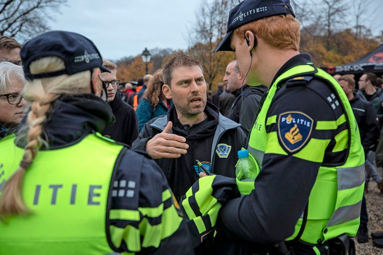 Actieleider Mark van den Oever in gesprek met politieagenten.
