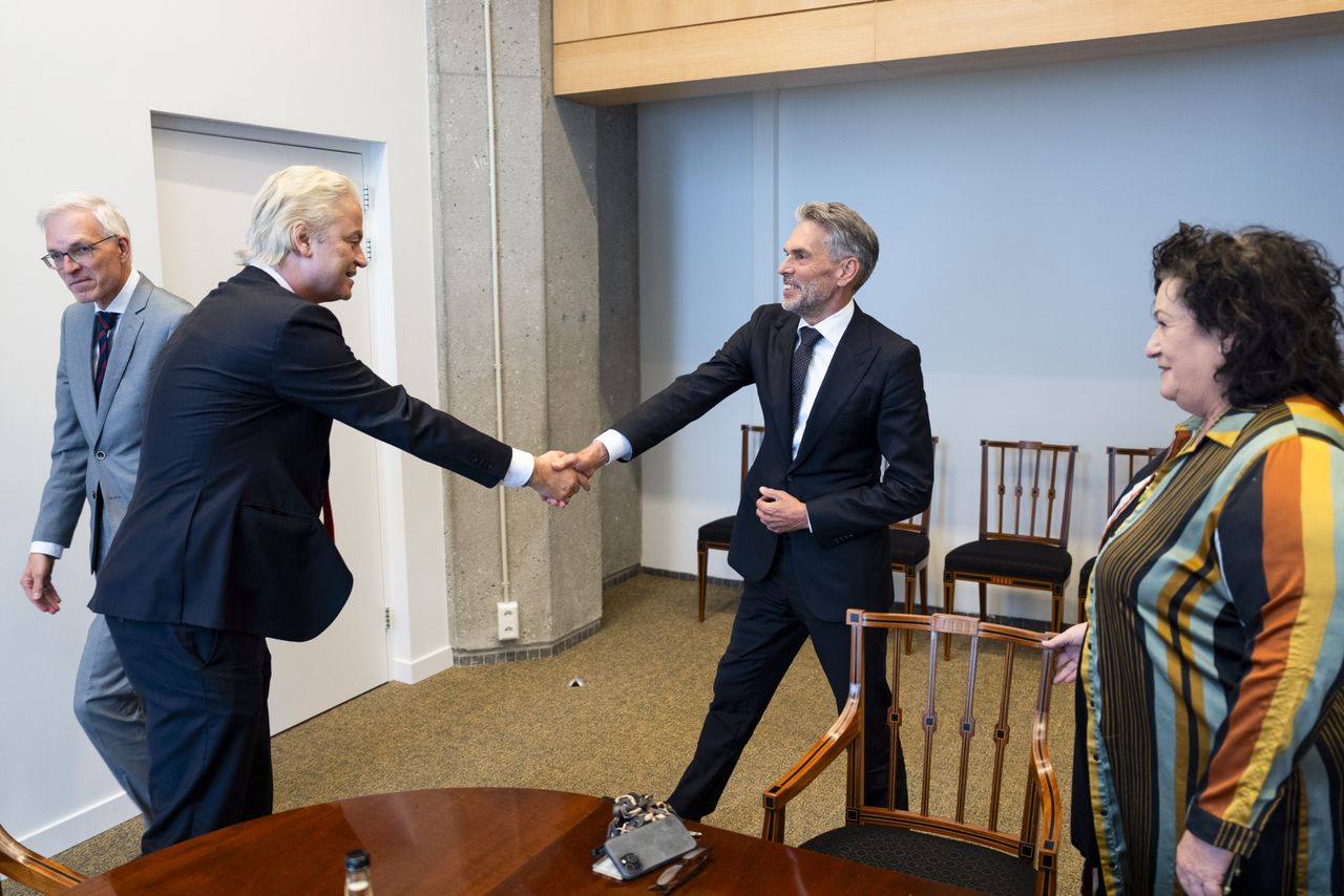 Dick Schoof, beoogd premier van het nieuwe kabinet, begroet de Geert Wilders, fractievoorzitter van PVV. Foto: ANP