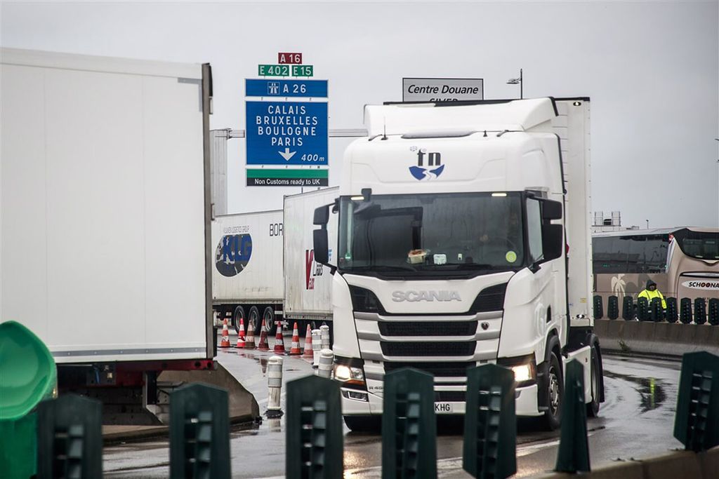 Ondertussen leidt het hamsteren door Britse bedrijven al dagen lang tot enorme files voor de Eurotunnel en de veerhaven in Calais. Foto: ANP