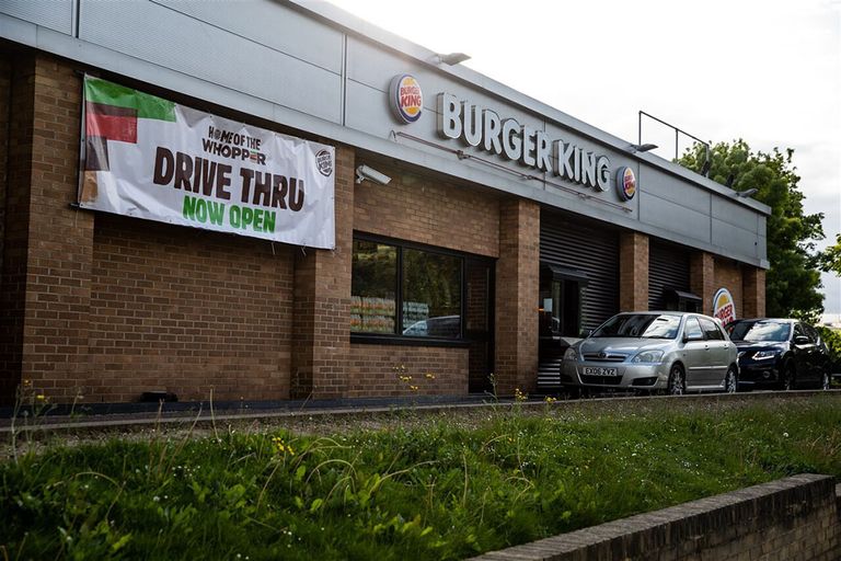 Drive-through van Burger King. Topman van het moederbedrijf verwacht dat afhalen en bezorgen vanwege het coronavirus een belangrijkere rol krijgt. - Foto: ANP