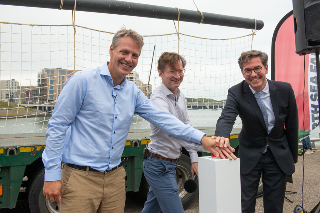 Met het neerlaten van de netten werd de zeewierboerderij vandaag symbolisch geopend. V.l.n.r. op foto Roeland Donker, Eef Brouwers en Felix Leinemann Bron: North Sea Farmers