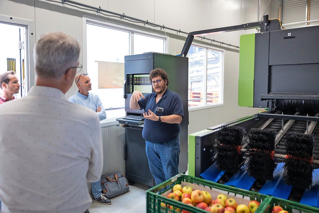 Fruit Tech Campus wil veel technologie tonen. Zo was op het event Sensor Day op de campus onder andere deze sorteermachine van Greefa te zien. - Foto: Herbert Wiggerman