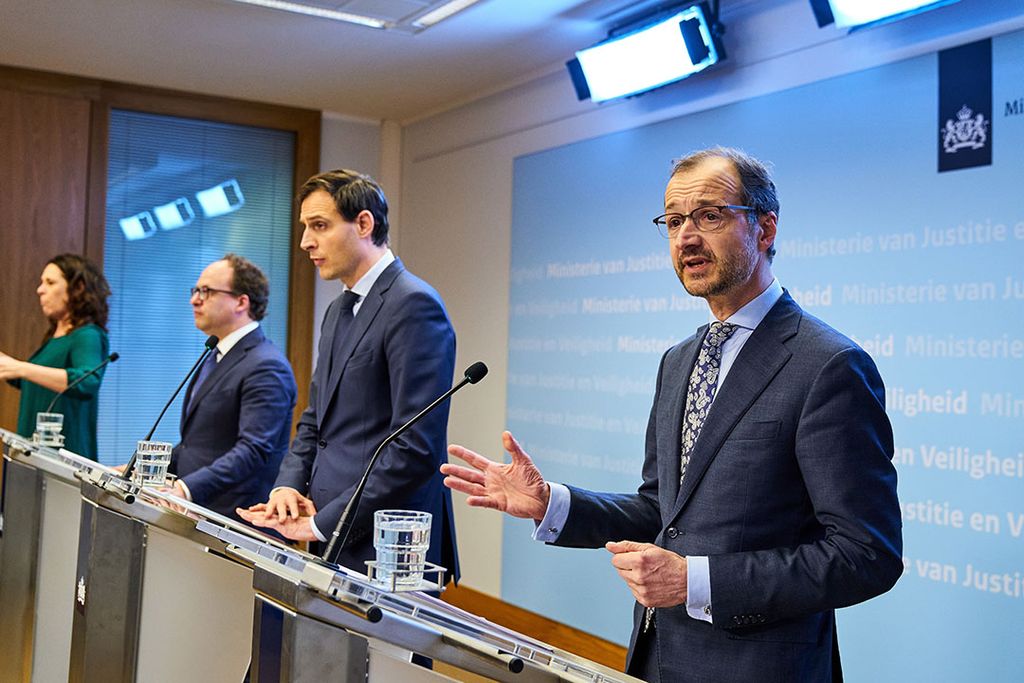 Ministers Wouter Koolmees, Wopke Hoekstra en Eric Wiebes (vlnr) tijdens de persconferentie dinsdag 17 maart. - Foto: ANP