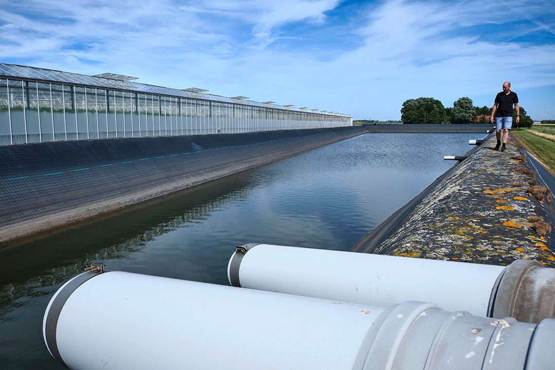 Het waterbassin begint aardig leeg te raken. - Foto: Roel Dijkstra