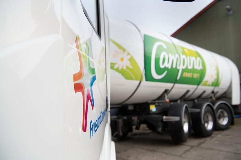 Het ophale van melk door FrieslandCampina. De melkprijs van de zuivelaar stijgt. Foto: Mark Pasver