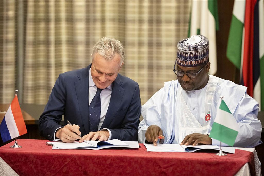 Eind vorig jaar ondertekende Roel van Neerbos (FrieslandCampina) en Abubakar Sani Bello, gouverneur van Niger state, een partnership agreement. - Foto: ANP