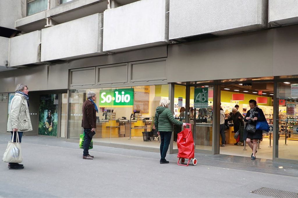 Tijdens de lockdown vanwege het coronavirus staan klanten in de rij voor een Franse biologische supermarkt. - Foto: Ludovic Marin/AFP