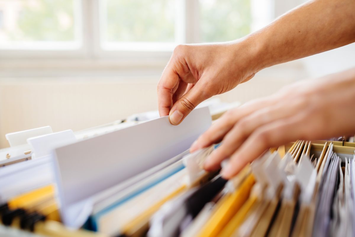 Worden onderzoeken echt gelezen en gebruikt of verdwijnen ze in het archief? Foto: Canva