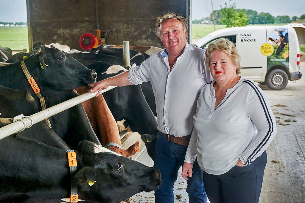 Bert en Ine van Zeelst laten melk van hun bedrijf verwerken tot kaas. Deze kaas wordt verkocht via het concept 'Mijn Kaaskoe'. Foto: Van Assendelft Fotografie