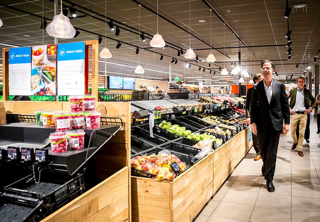 Premier Rutte bezocht donderdagochtend 19 maart een filiaal van AH en ziet halflege groente- en fruitschappen. - Foto: ANP