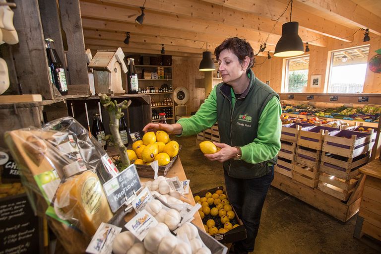 In sommige boerderijwinkels loopt de omzetstijging tijdens de coronacrisis op tot 80%. - Foto: Peter Roek