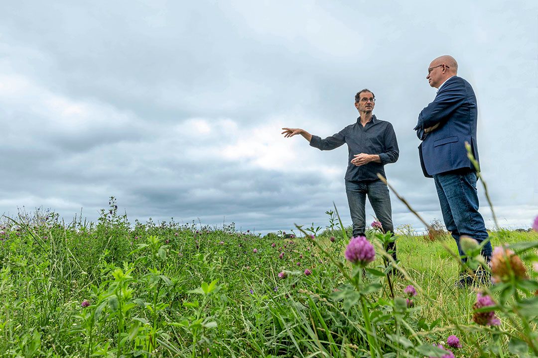 Oud-landbouwminister Henk Staghouwer op bezoek bij het bedrijf van de Agrarisch Ondernemer van het Jaar 2022 Joost van Strien. Deze akkerbouwer van het bedrijf Zonnegoed gebruikt principieel geen organische mest. - Foto: Koos Groenewold