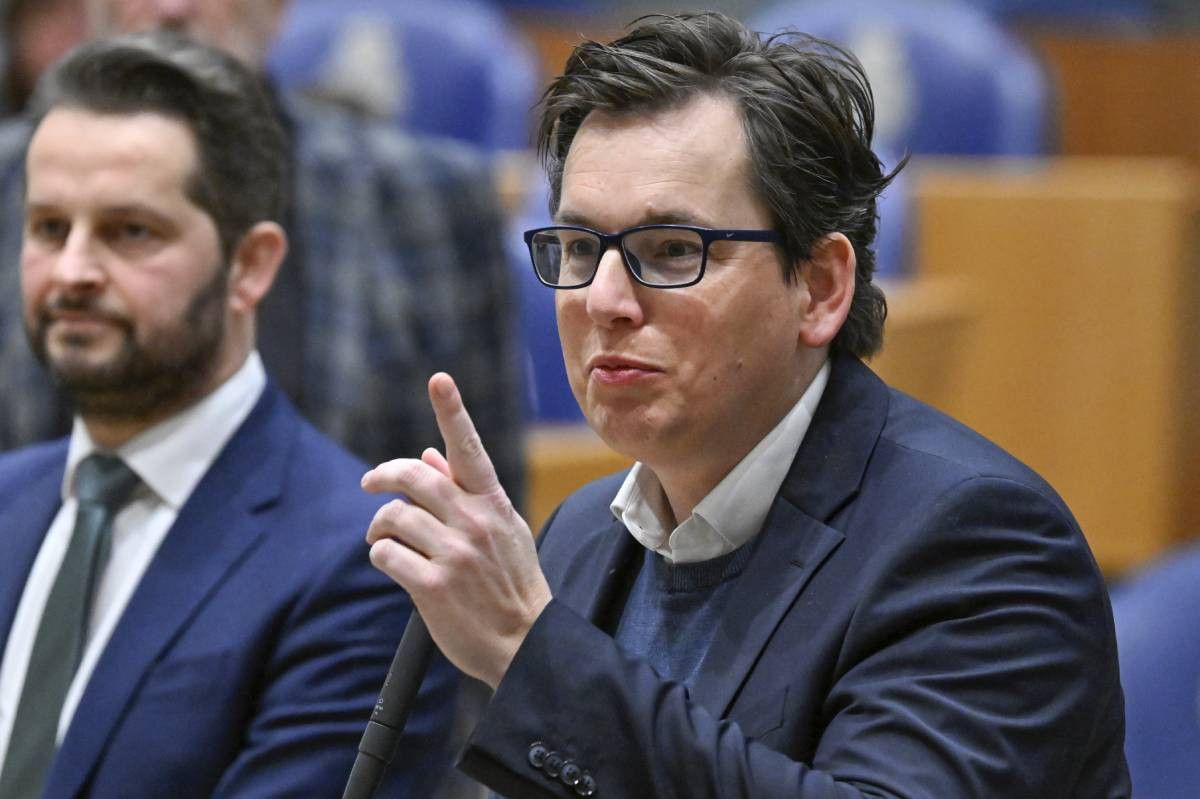 André Flach (links op de foto, SGP) en Pieter Grinwis (ChristenUnie) stellen vragen over de aankondiging dat glastuinbouw gaat meedraaien in ETS2 en de bijmengplicht groen gas. Foto: ANP