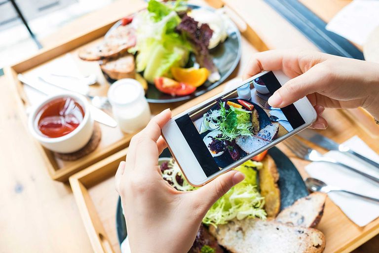 Een klein leger aan foodbloggers of -influencers is elke dag bezig om hun foodinspiratie te delen. - Foto: Canva/shih-wei